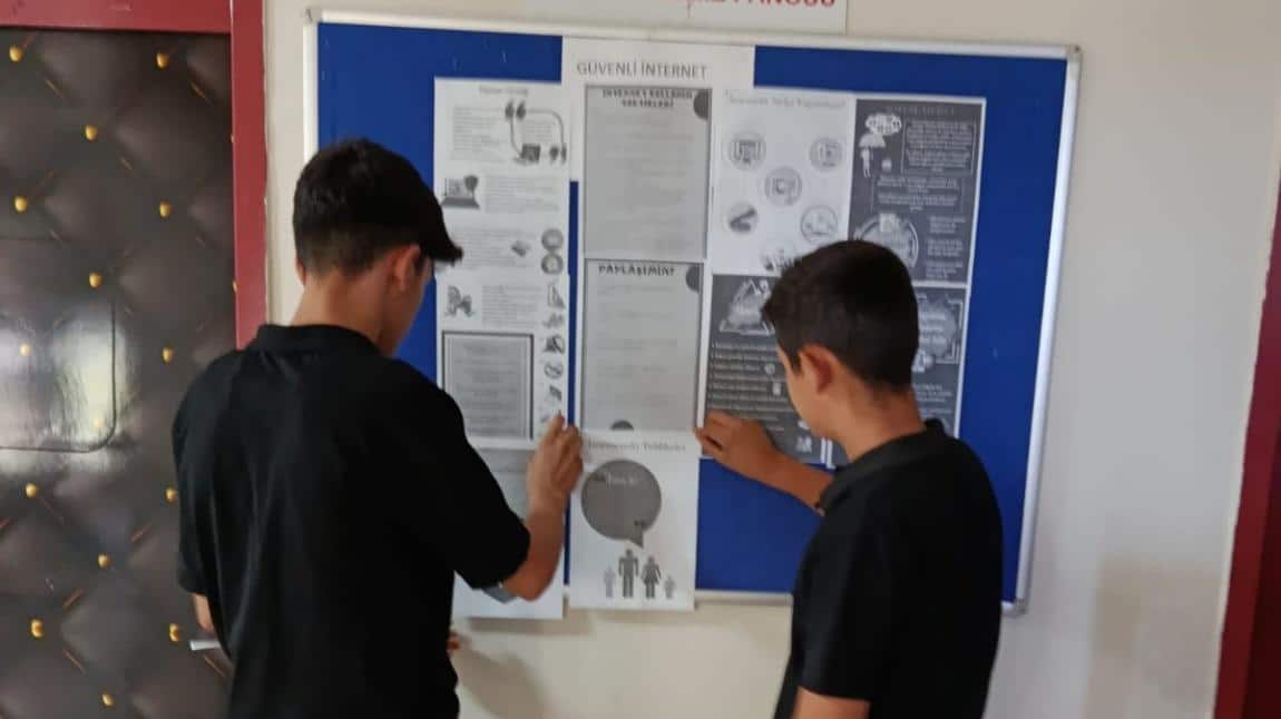''BEN HER YERDE VARIM'' PROJESİ EYLÜL AYI ETKİNLİKLERİ KAPSAMINDA GÜVENLİ İNTERNET KULLANIMI ETKİNLİKLERİ YAPILDI